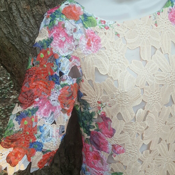 Flowery lace cutout dress - Picture 4 of 6